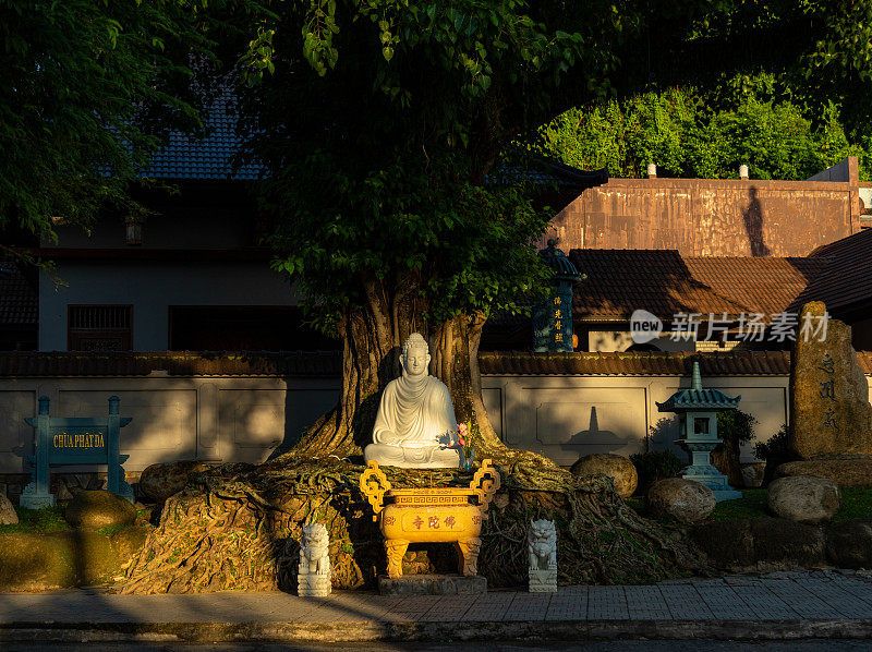 河田省的佛塔(Lo Gach Pagoda)